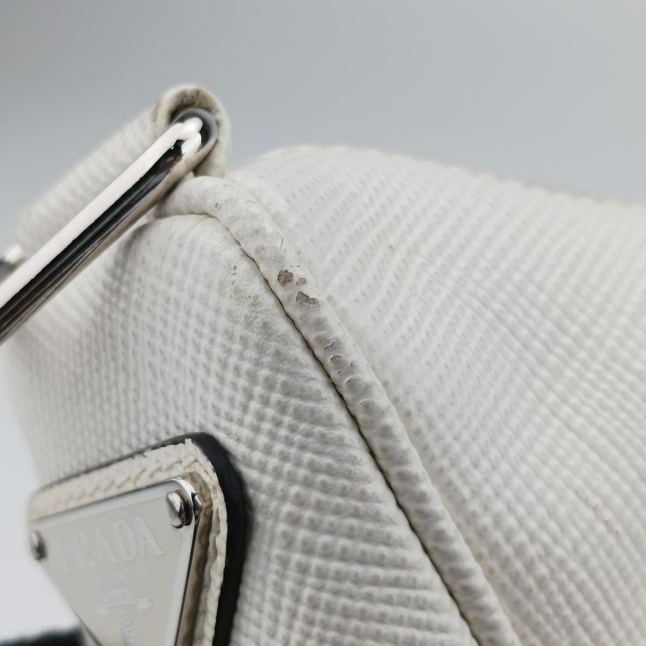 Pre-owned Prada Triangle Logo Plate White SAFFIANO Leather  shoulderbag | stylenewstar