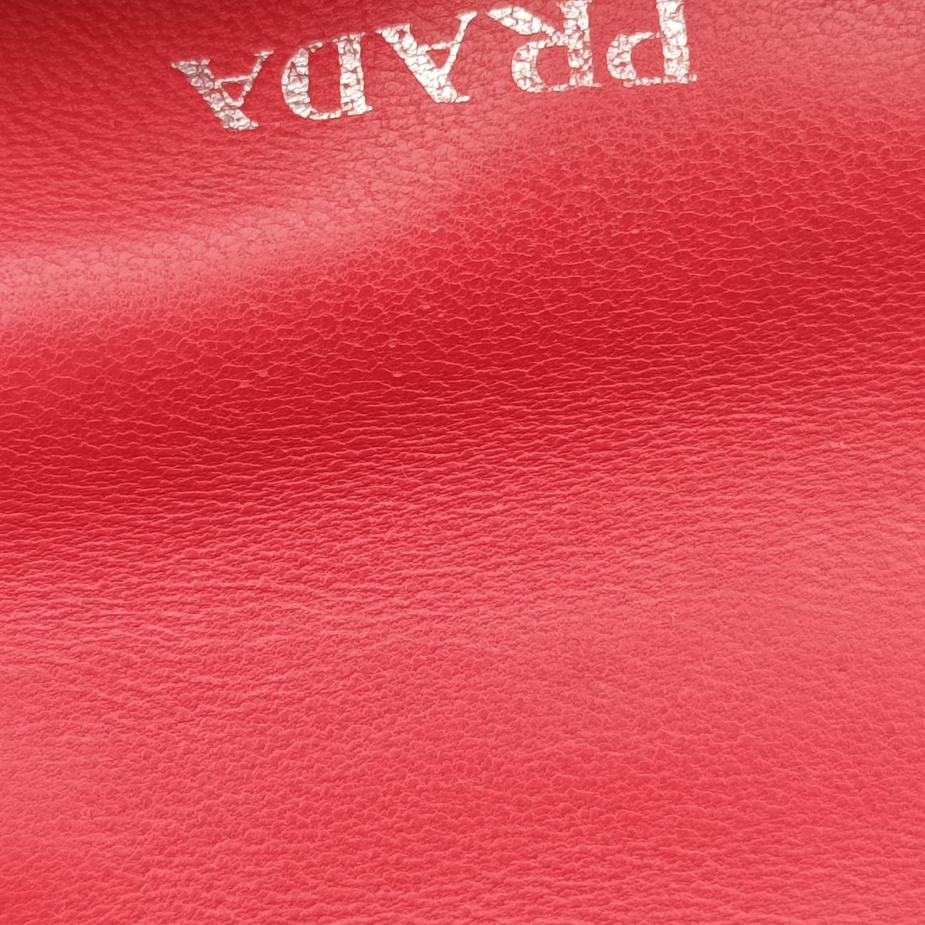 Pre-owned Prada Nappa Gaufre Sound Lock Red lambskin 1BD139 shoulderbag | stylenewstar