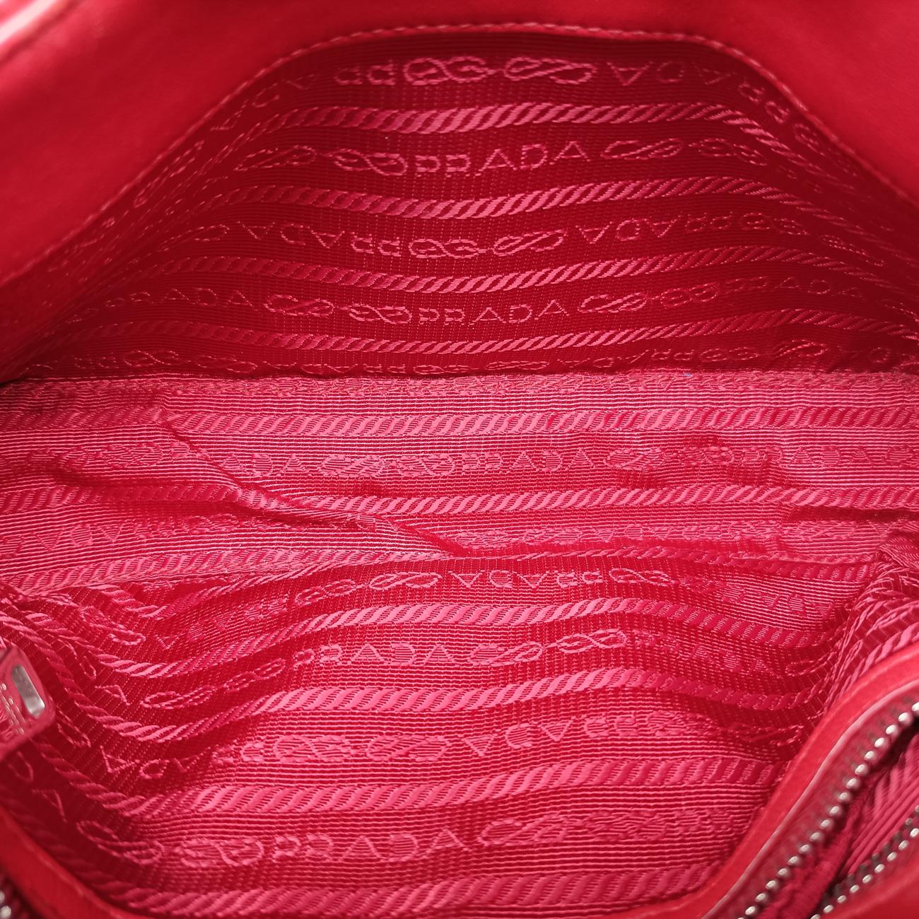 Pre-owned Prada Nappa Gaufre Sound Lock Red lambskin 1BD139 shoulderbag | stylenewstar