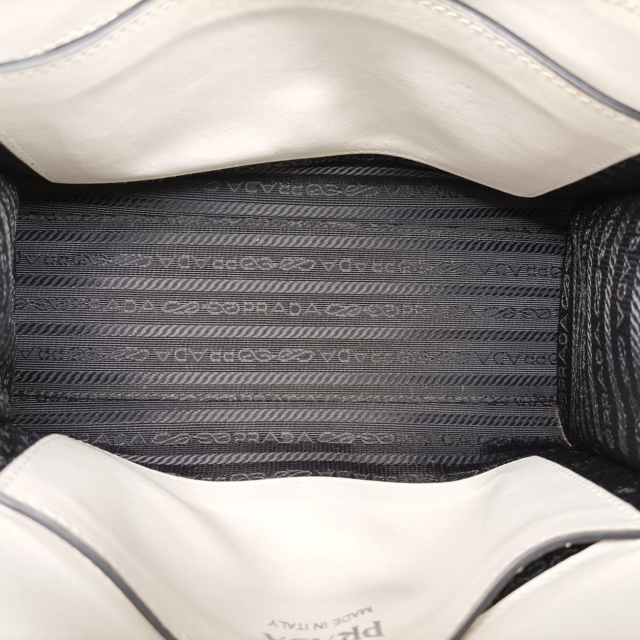 Pre-owned Prada Monochrome Robot White SAFFIANO Leather 1BD127 shoulderbag | stylenewstar