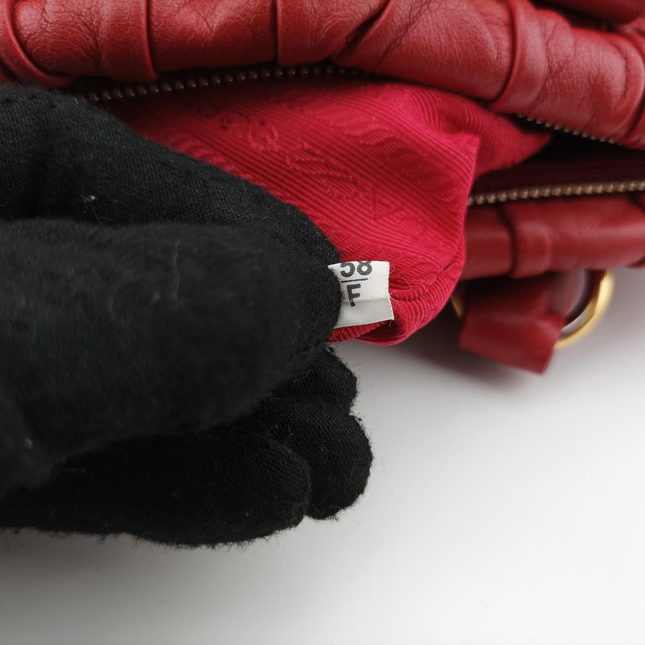 Pre-owned Prada Nappa Gaufre Red Nappa Leather  shoulderbag | stylenewstar