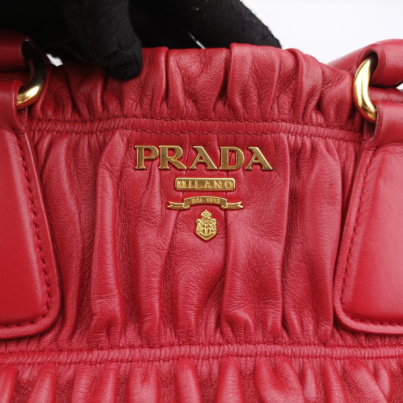 Pre-owned Prada Nappa Gaufre Red Nappa Leather  shoulderbag | stylenewstar