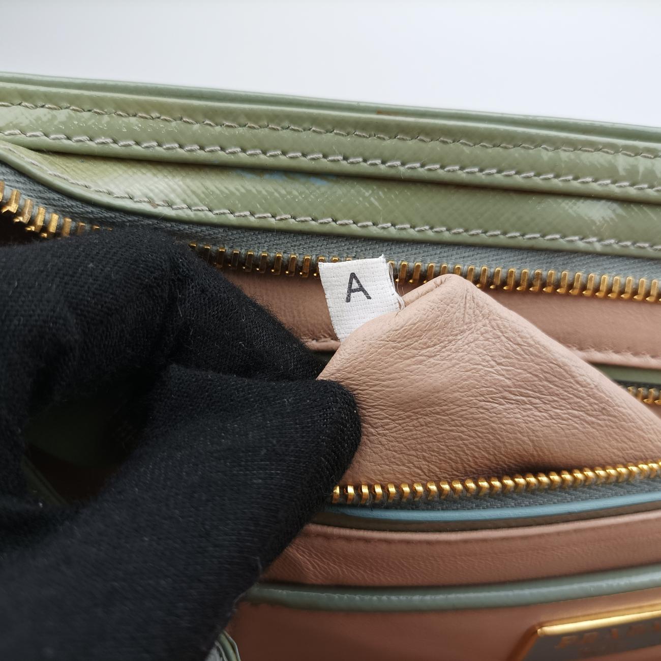 Pre-owned Prada Stylish Green×White×Yellow Patent  shoulderbag | stylenewstar