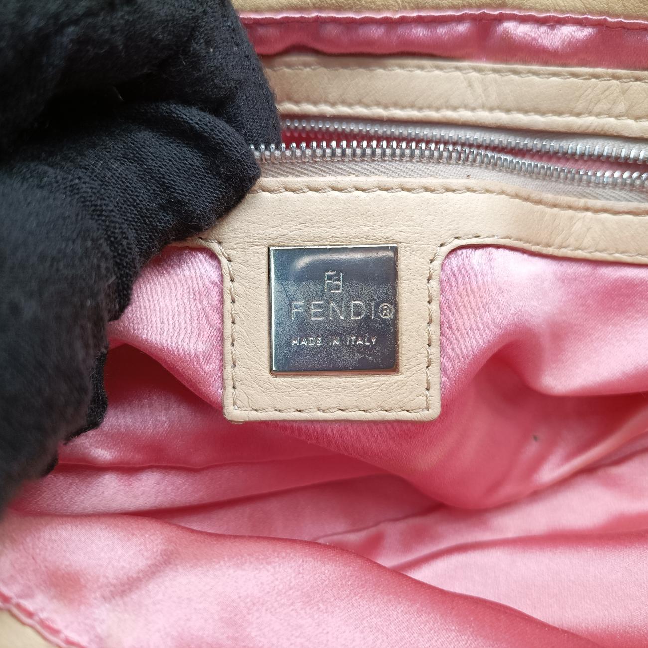 Pre-owned Fendi Baguette Beige Leather 26424 shoulderbag | stylenewstar