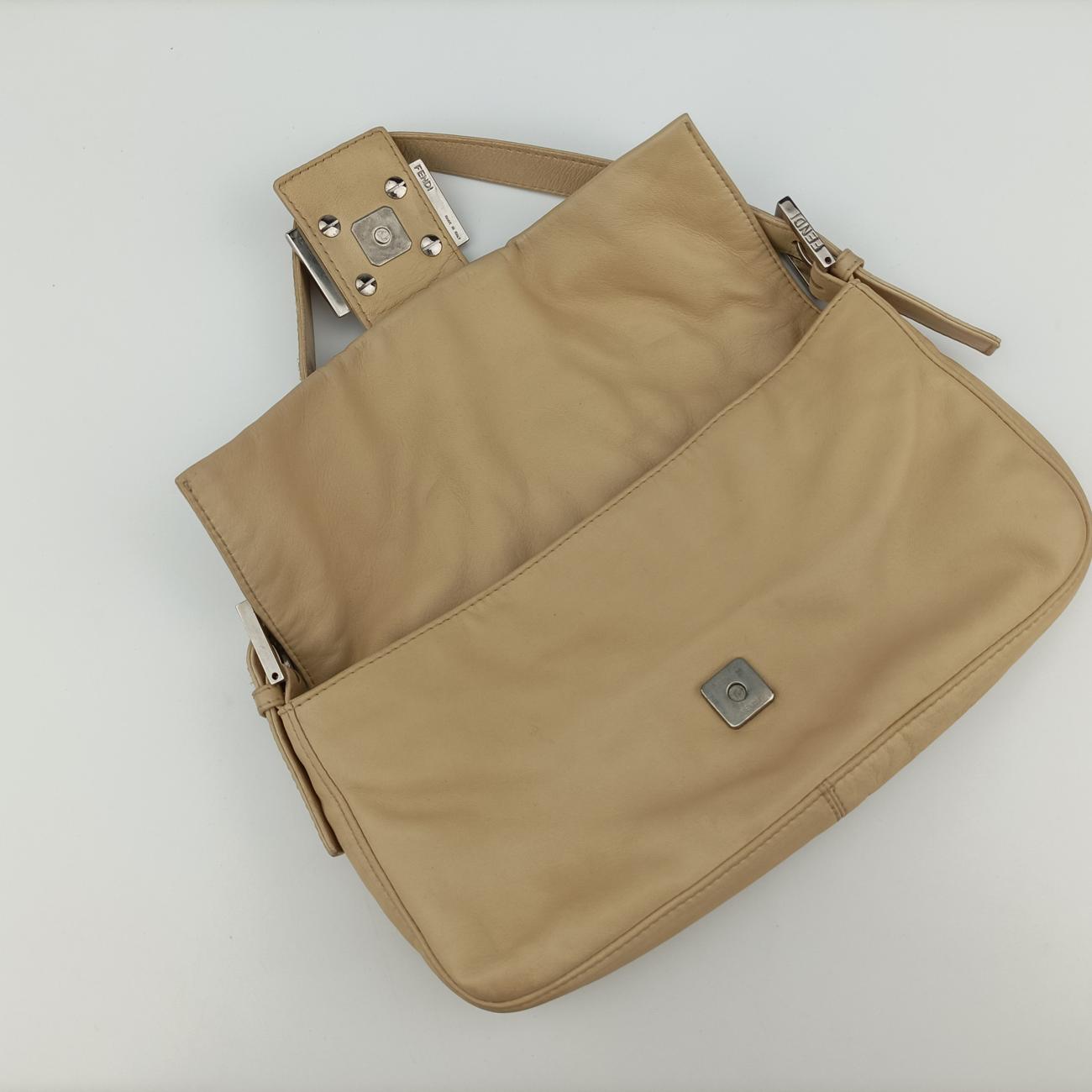 Pre-owned Fendi Baguette Beige Leather 26424 shoulderbag | stylenewstar