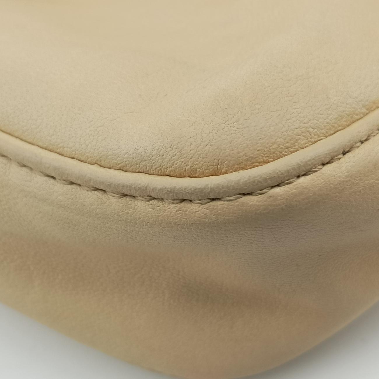 Pre-owned Fendi Baguette Beige Leather 26424 shoulderbag | stylenewstar