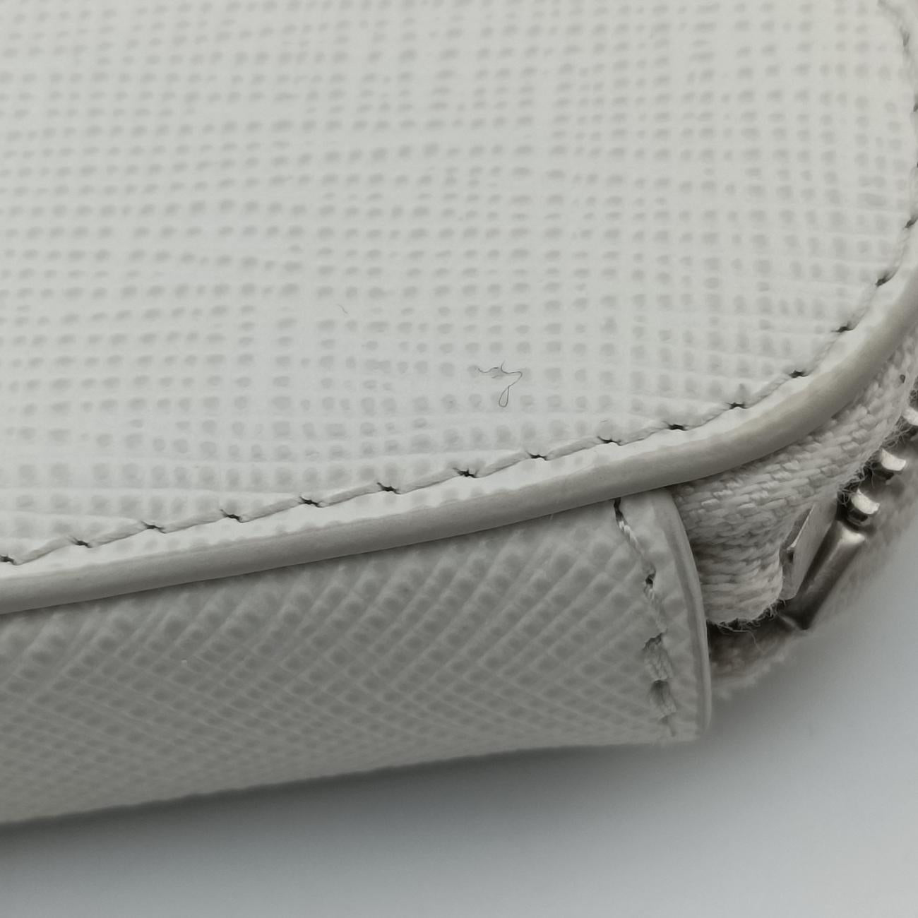 Pre-owned Prada Triangle Logo Plate White SAFFIANO Leather 1NR015 shoulderbag | stylenewstar