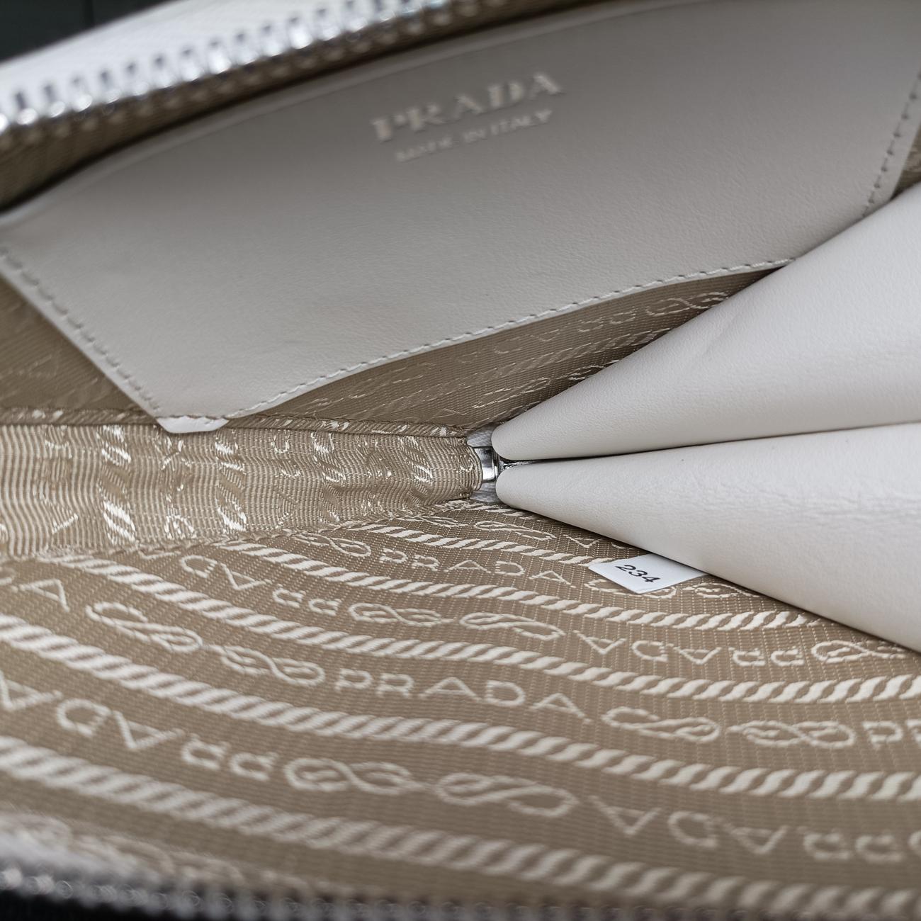 Pre-owned Prada Triangle Logo Plate White SAFFIANO Leather 1NR015 shoulderbag | stylenewstar