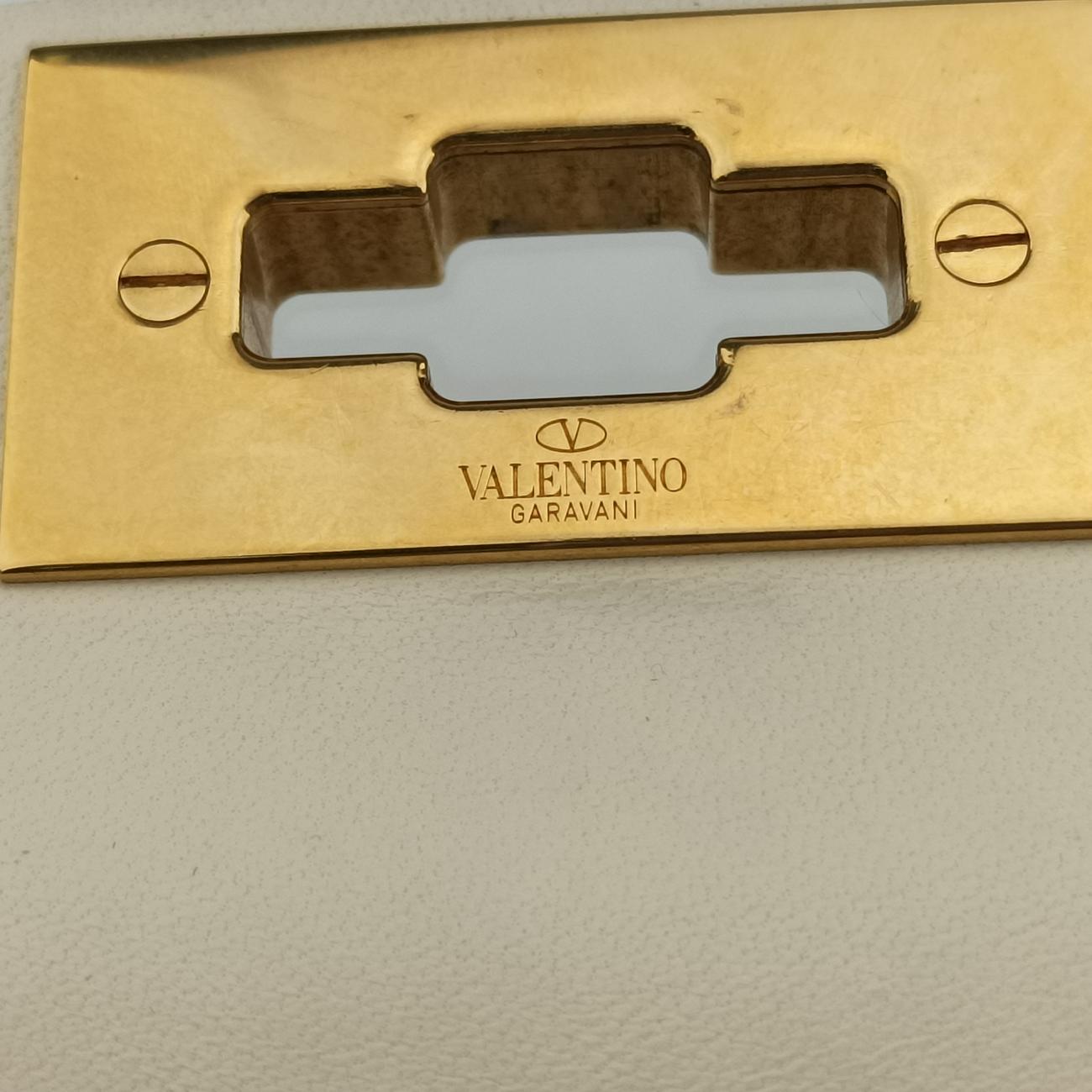 Pre-owned Valentino Roman stud chain White Leather  handbag | stylenewstar