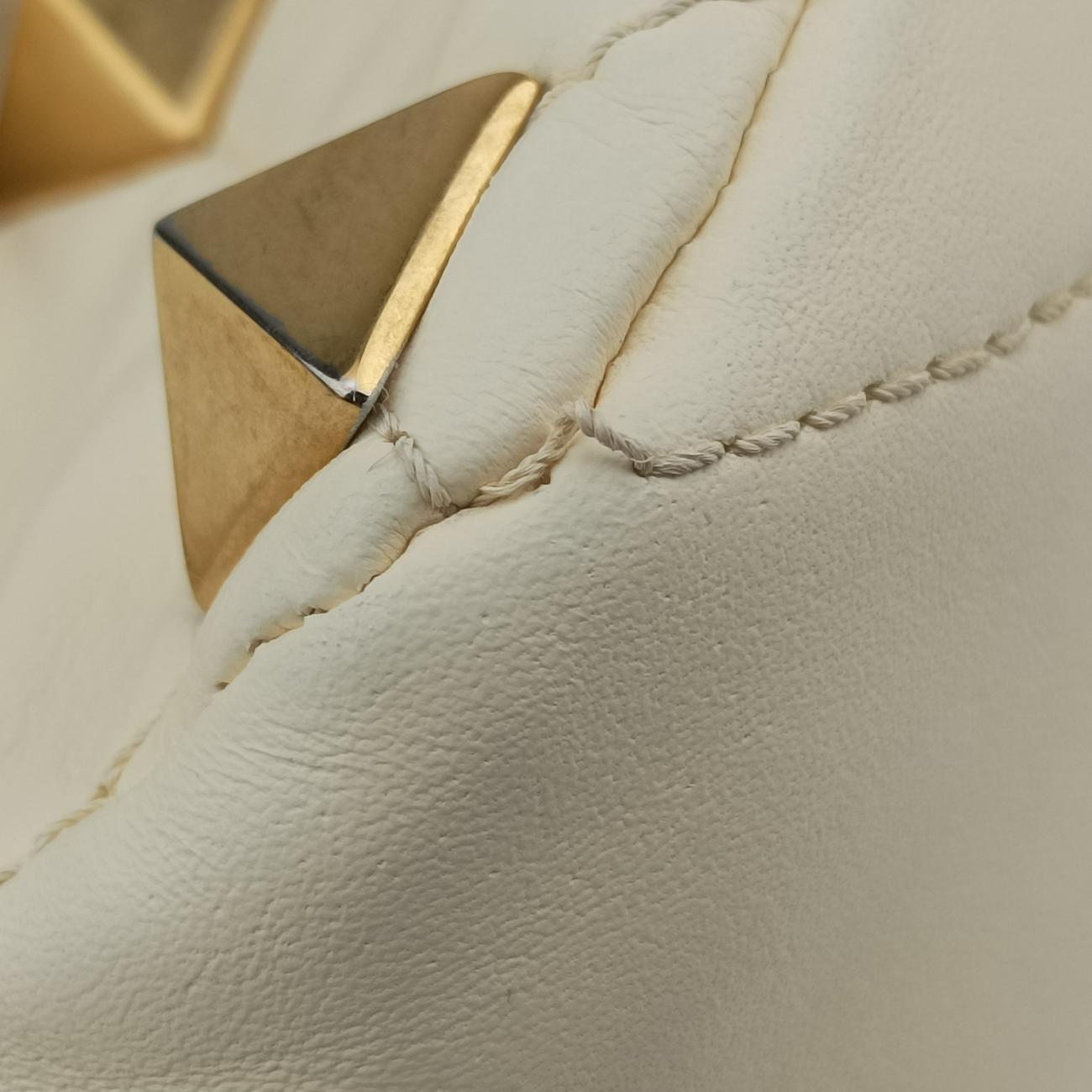 Pre-owned Valentino Roman stud chain White Leather  handbag | stylenewstar