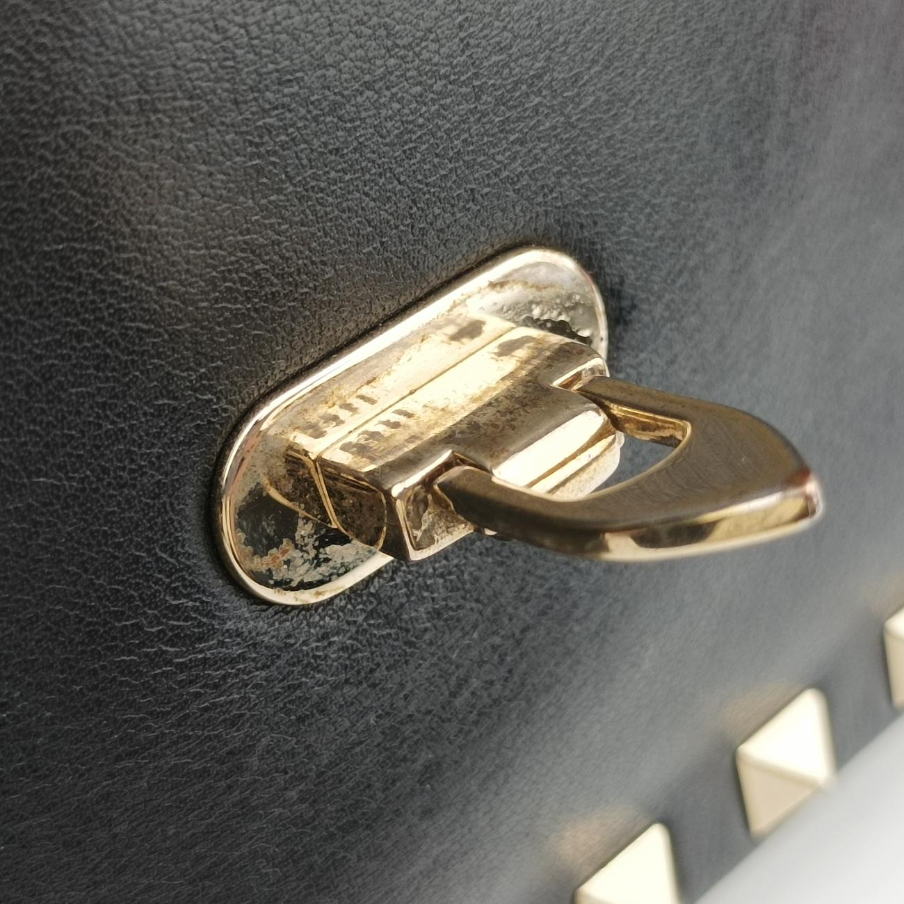 Pre-owned Valentino Rockstud Black Leather  shoulderbag | stylenewstar