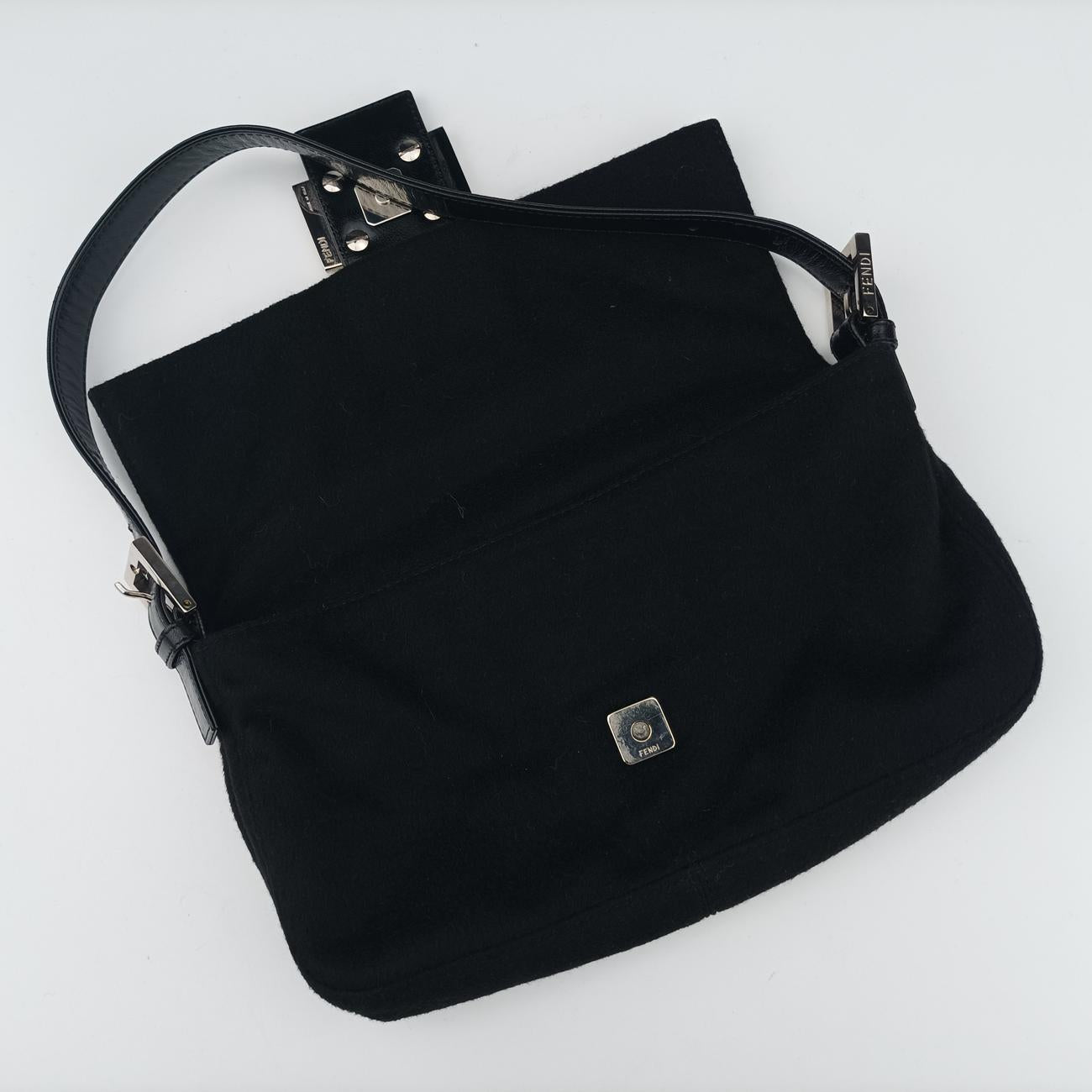Secondhand Fendi Baguette Black fabric 26424 shoulderbag | stylenewstar